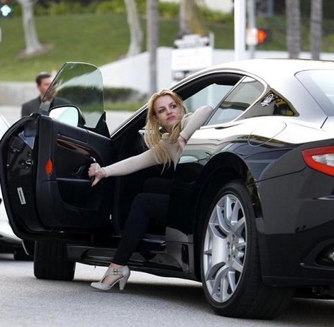 Britney Spears picking up her Maserati from the Dealer Auction. how did she get in ? 🤔